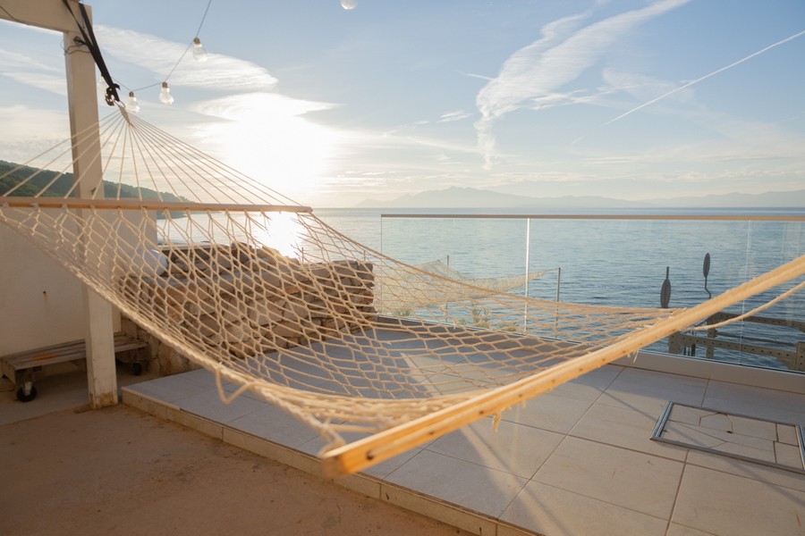 Hamak na tarasie bezpośrednio nad wodą
