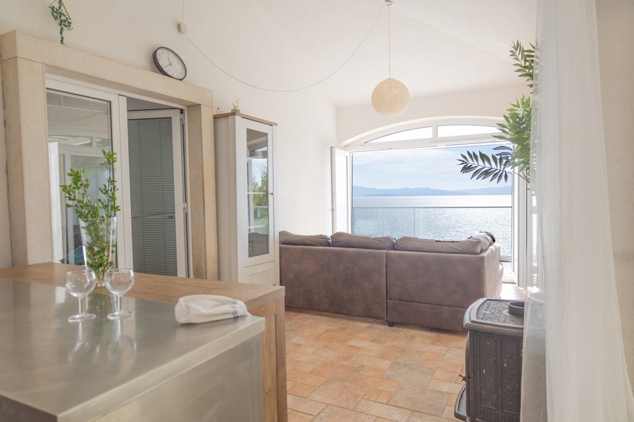 Część dzienna z dużym oknem z przodu i panoramicznym widokiem na morze