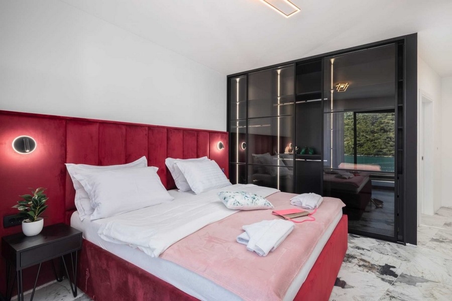 Sypialnia z wbudowaną szafą i widokiem na wodę