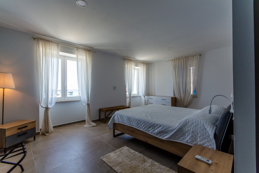 Przestronna sypialnia z widokiem na morze