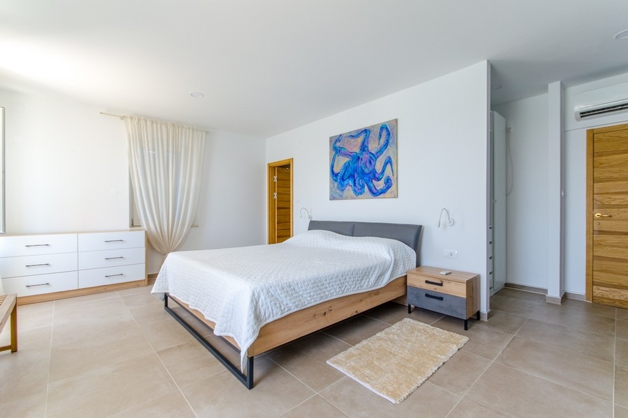 Sypialnia z podwójnym łóżkiem i komodą