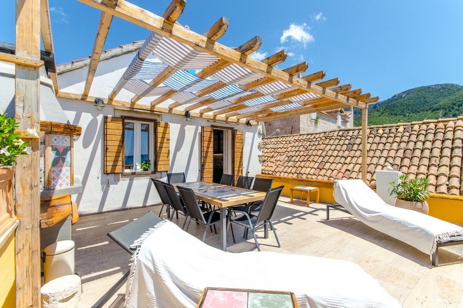 Taras na dachu z pergolą i częścią wypoczynkową