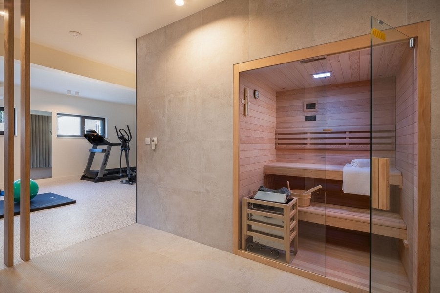Prywatna strefa saun ze szklanym frontem