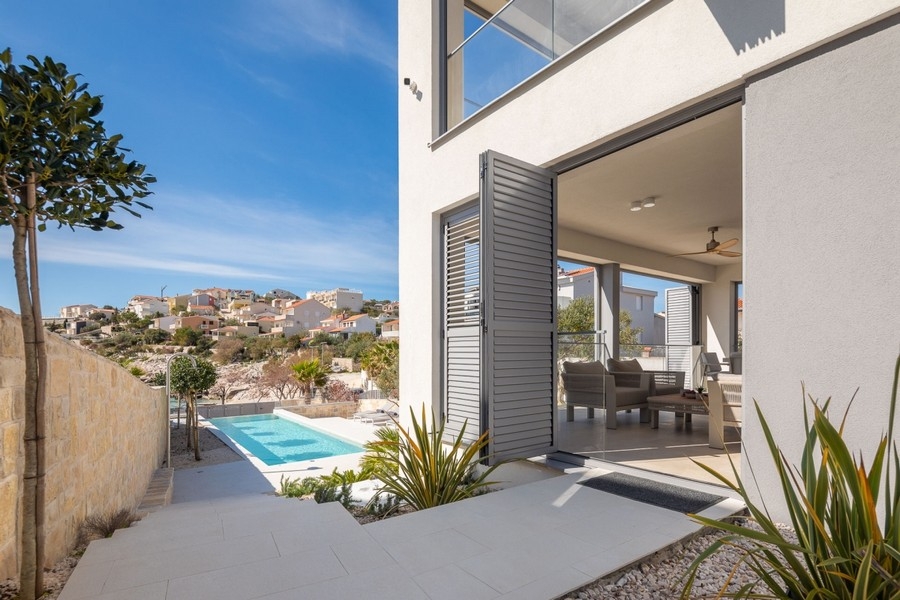 Widok na taras luksusowej nieruchomości H3812 w Dalmacji.