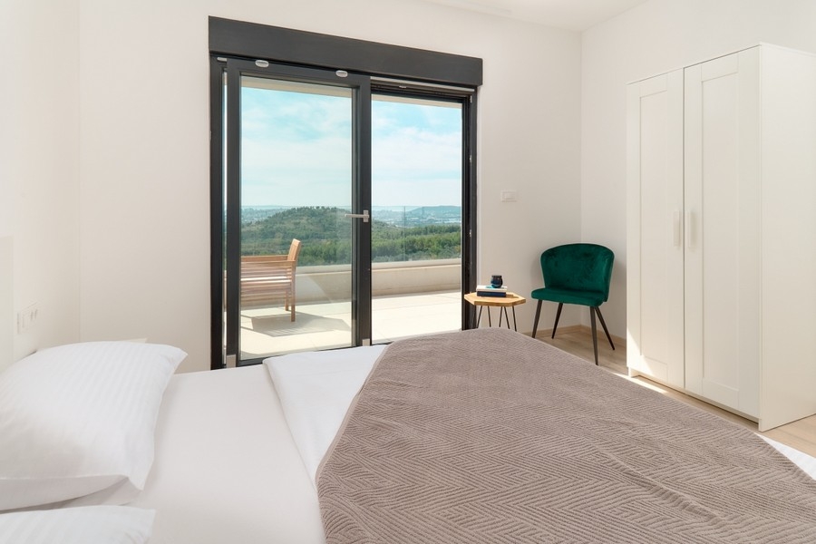 Sypialnia z widokiem na morze z nowoczesnymi meblami