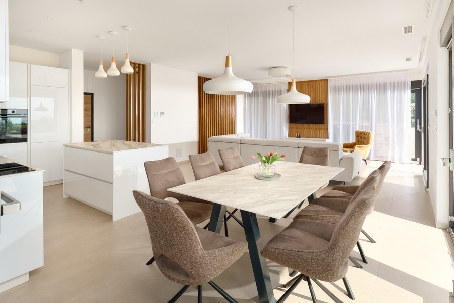 Pokój dzienny z nowoczesną częścią wypoczynkową i widokiem na krajobraz