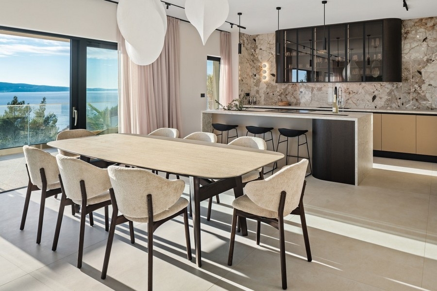 Designerska kuchnia z tylną ścianą z kamienia naturalnego i blatem barowym