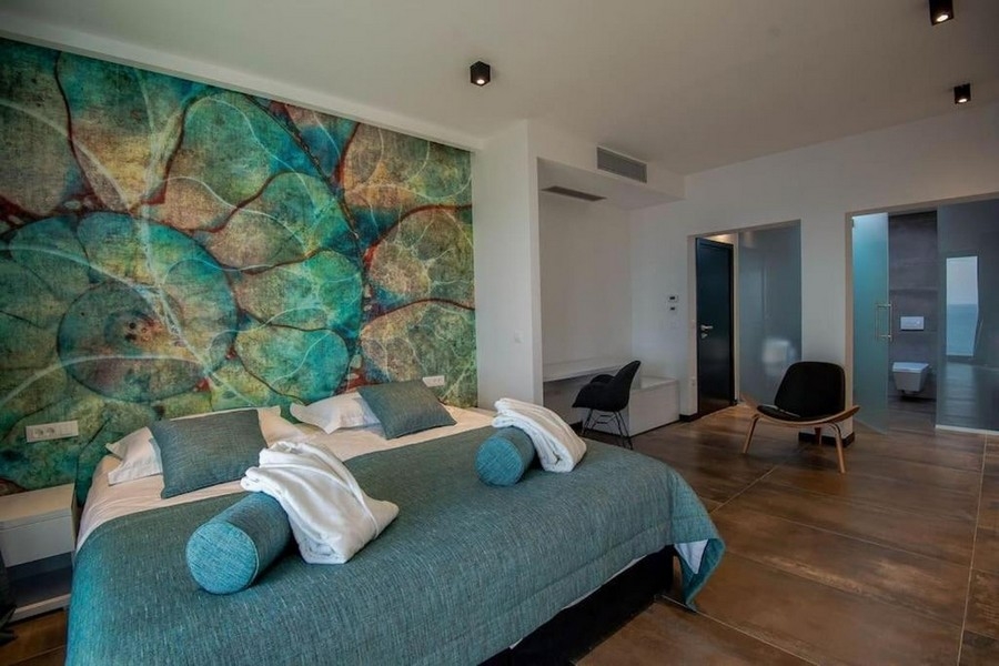 Sypialnia z podwójnym łóżkiem, ścianą i łazienką