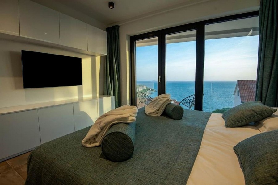 Sypialnia z widokiem na morze i wyjściem na balkon