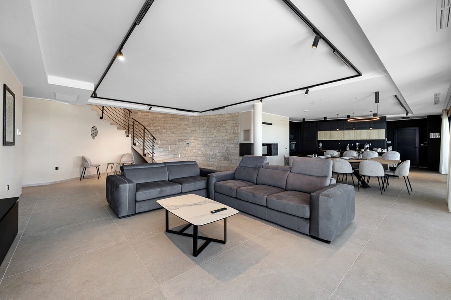 Przestronny salon z jadalnią i otwartą kuchnią