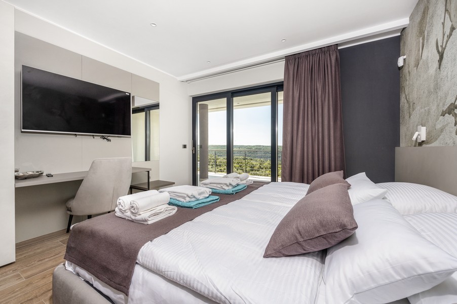 Sypialnia z wyjściem na taras i dalekim widokiem