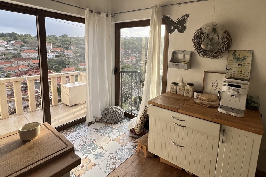 Aneks kuchenny z oknami sięgającymi od podłogi do sufitu i wyjściem na balkon