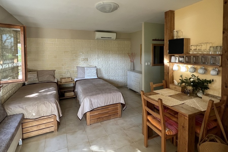 Sypialnia z dwoma pojedynczymi łóżkami i małą jadalnią