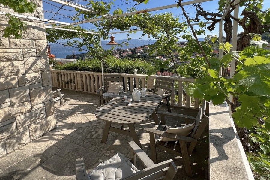 Widok na morze z tarasu posesji H3819 na wyspie Brac w Chorwacji.