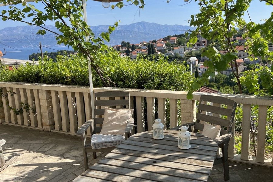 Taras z częścią wypoczynkową i widokiem na morze