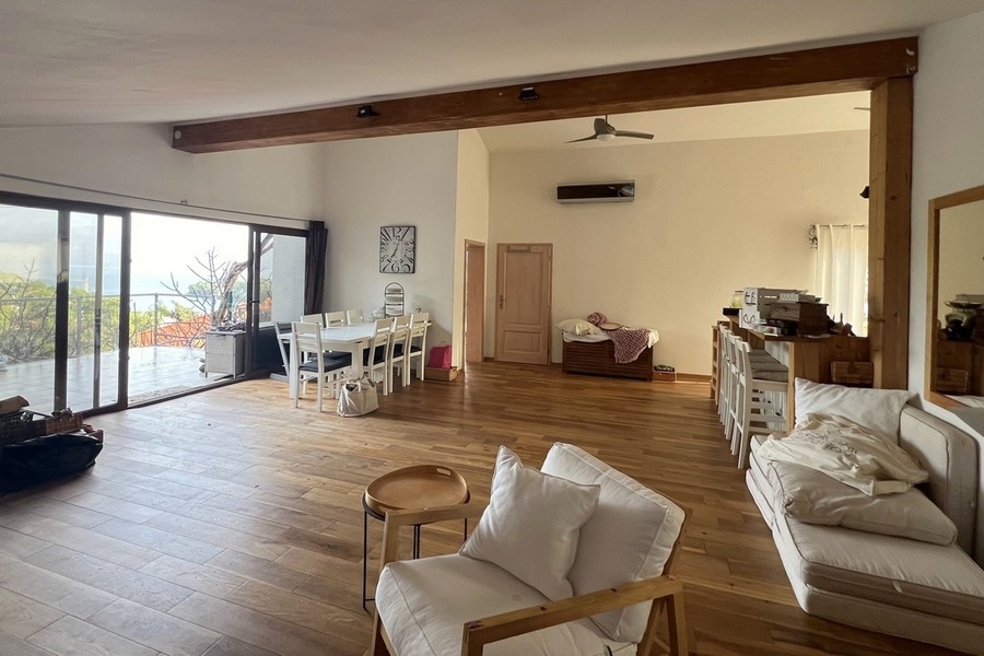 Przestronny salon z wyjściem na taras i widokiem na morze