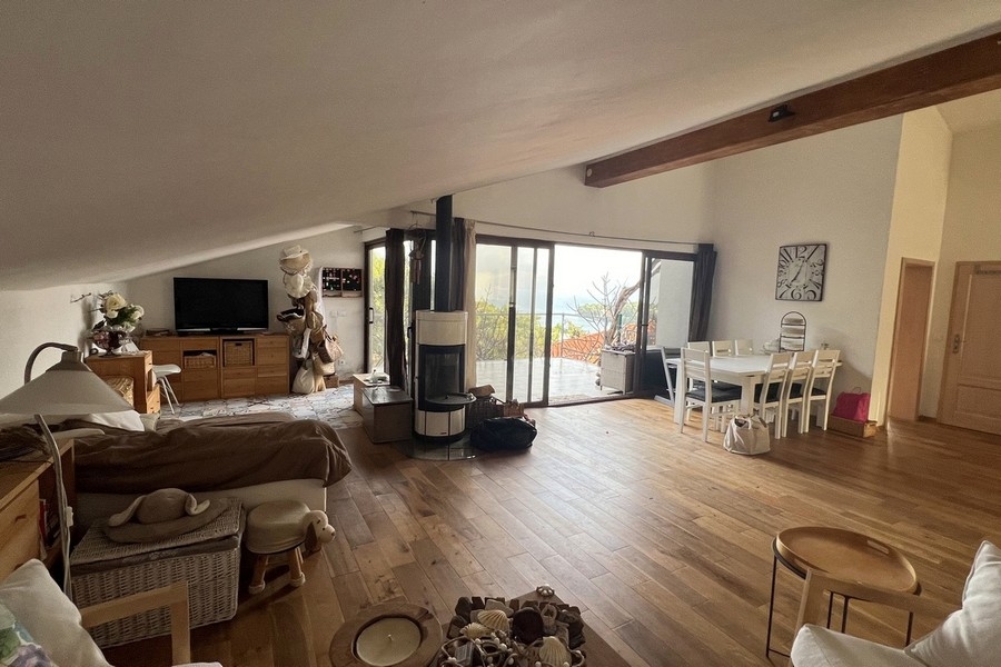 Otwarty salon i jadalnia z kominkiem i panoramicznymi oknami