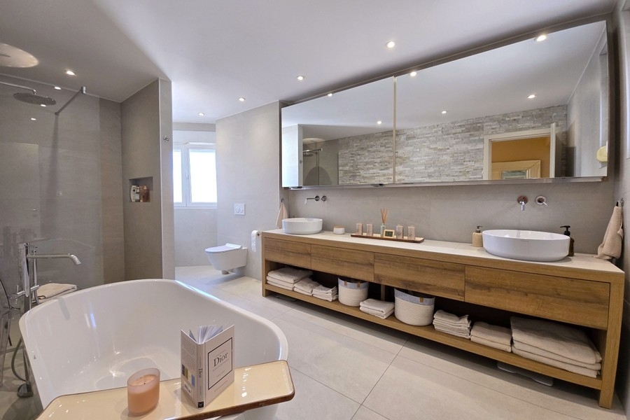 Łazienka z wolnostojącą wanną i podwójną umywalką