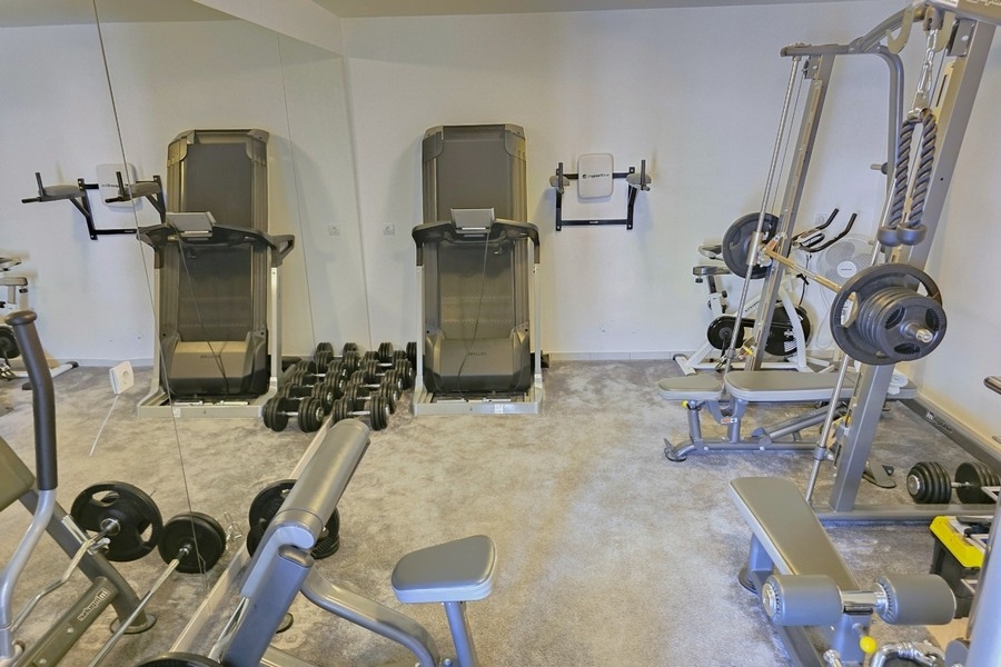 Sala fitness ze sprzętem do ćwiczeń