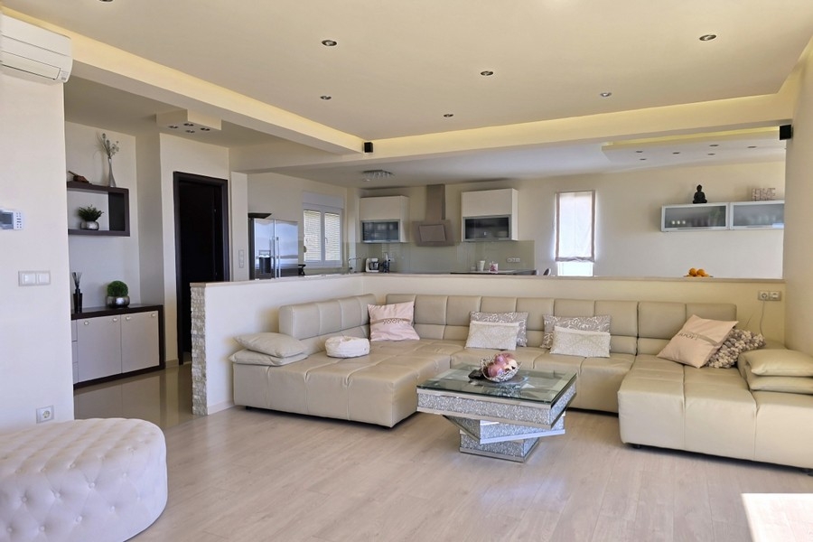 Salon z otwartą kuchnią i nowoczesnym designem