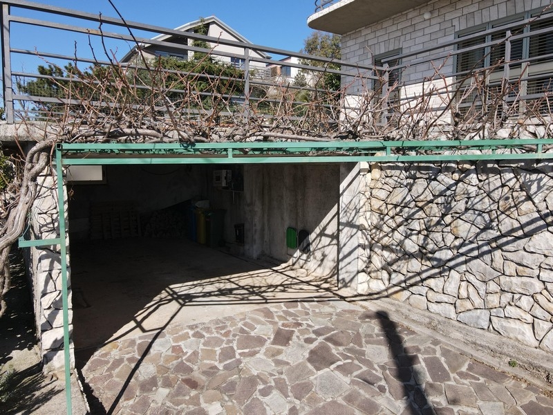 Na posesji zadaszone miejsce parkingowe