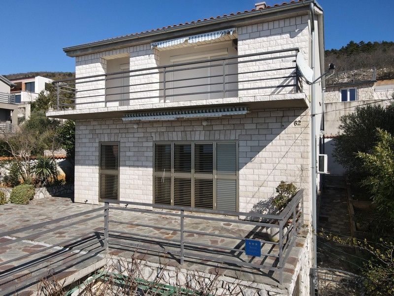 Fasada domu z balkonem i tarasem