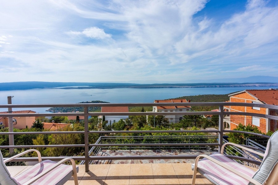 Widok na morze z tarasu domu H3821 niedaleko Crikvenicy w Chorwacji.