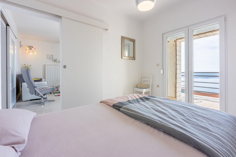 Sypialnia z balkonem i widokiem na morze