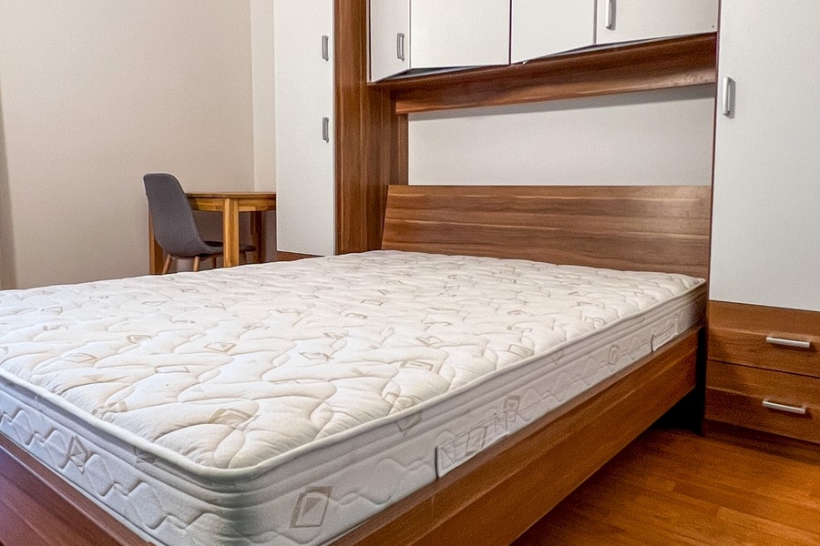 Sypialnia z wbudowaną szafą i biurkiem