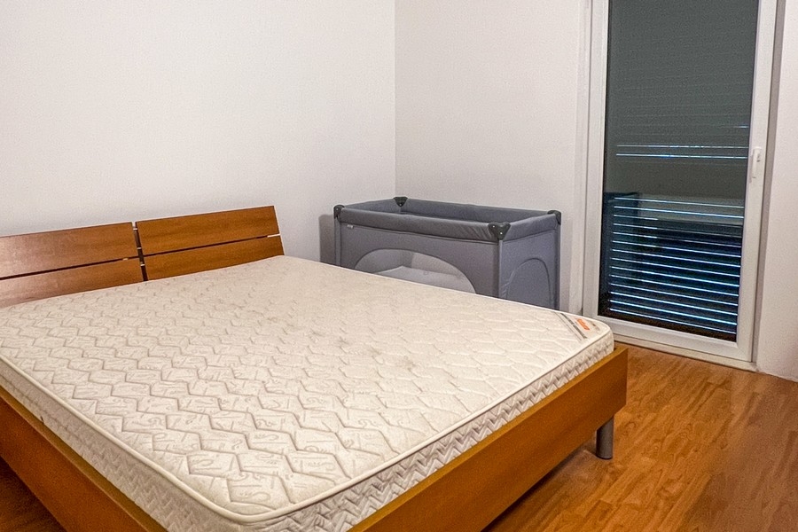 Sypialnia z łóżkiem małżeńskim i wyjściem na balkon