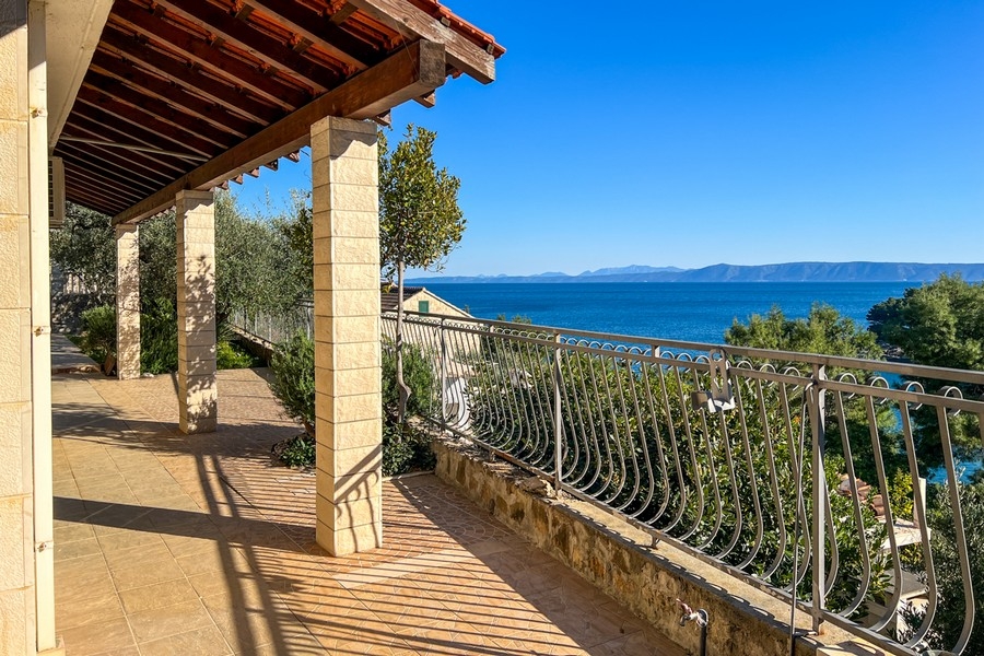 Taras domu H3823, który jest na sprzedaż na wyspie Brac.