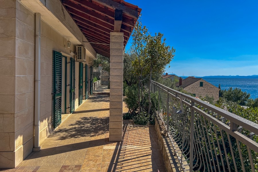 Wzdłuż domu taras z widokiem na morze