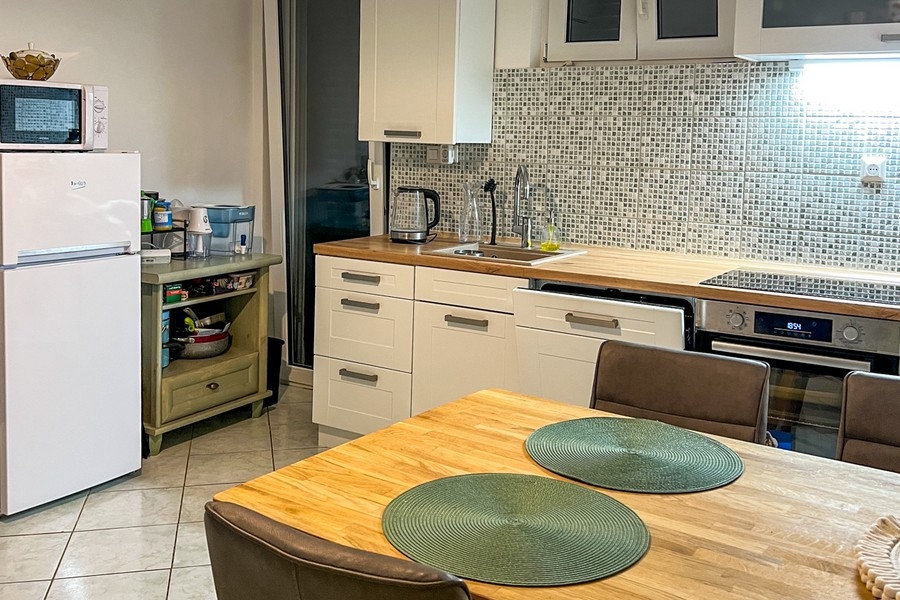 Kuchnia z blatem do pracy i jadalnią