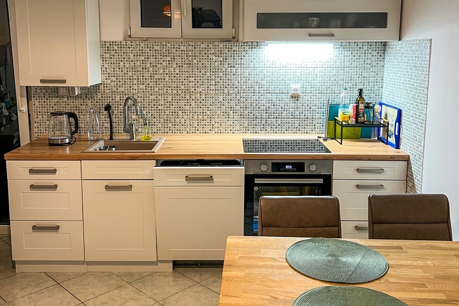 Nowocześnie wyposażona kuchnia z płytą grzewczą i zlewem