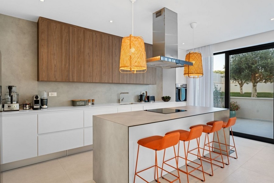 Nowoczesna kuchnia z wyspą kuchenną i wysokiej jakości sprzętem do zabudowy