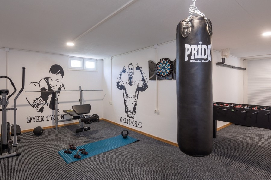 Sala fitness i hobby z workiem treningowym i sprzętem treningowym