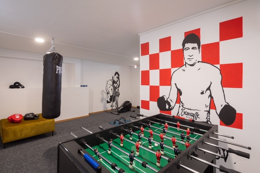 Pokój rekreacyjny z piłkarzykami i strefą fitness w willi