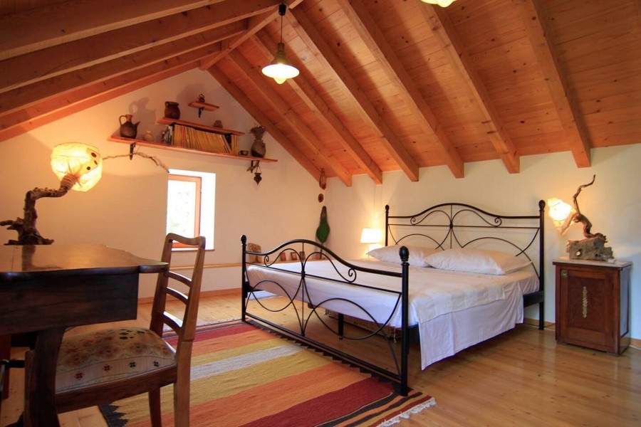 Sypialnia na poddaszu domu H3828 w Chorwacji.