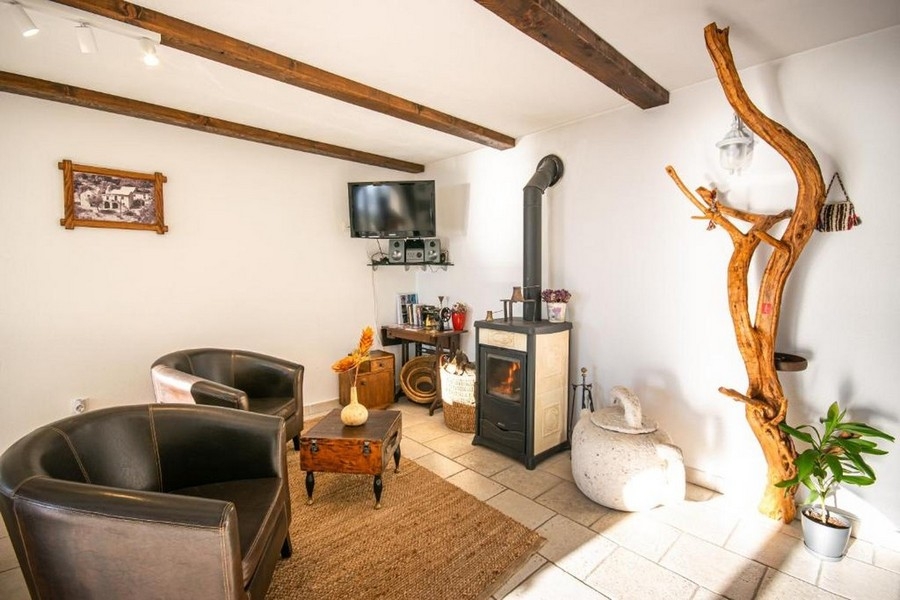 Część wypoczynkowa z kominkiem w salonie