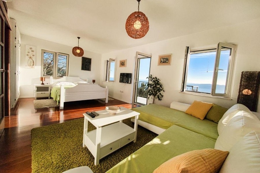 Sypialnia z widokiem na morze i wyjściem na balkon