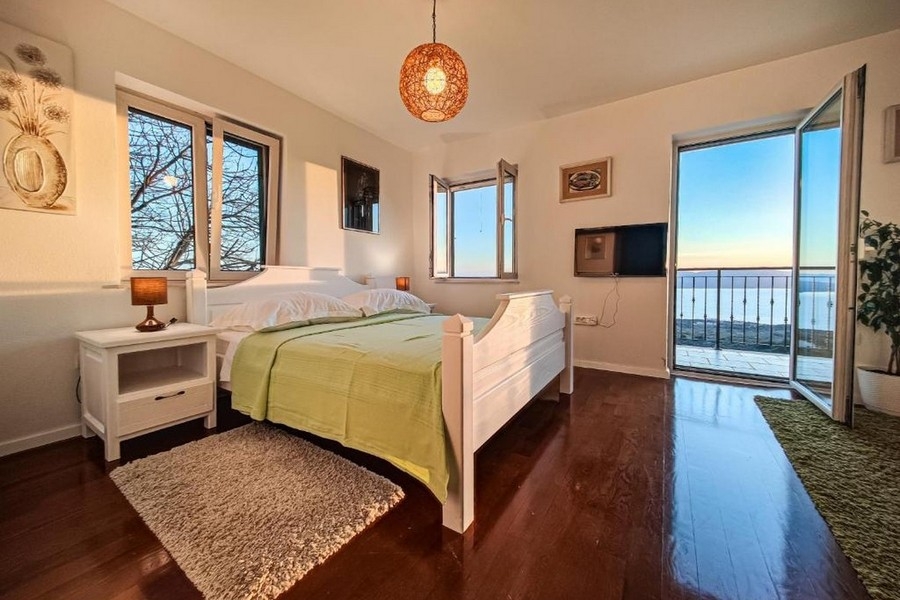 Sypialnia z łóżkiem i widokiem na morze