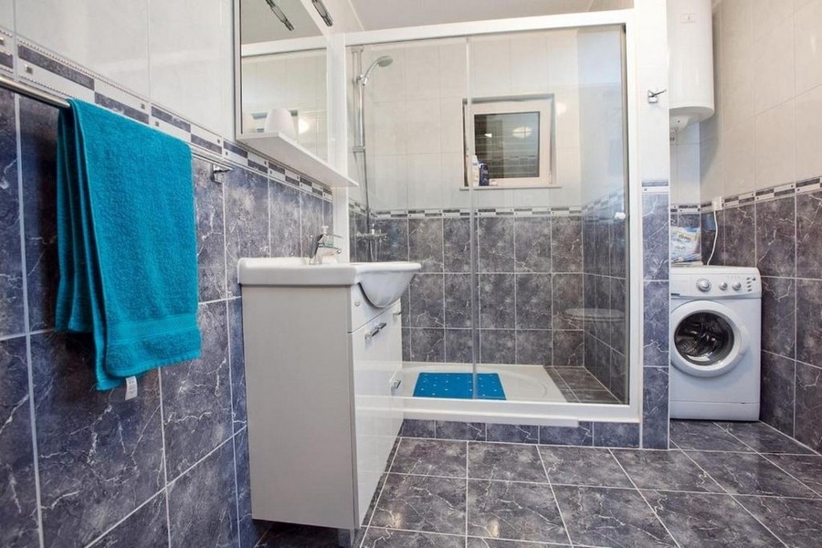 Łazienka z prysznicem i pralką