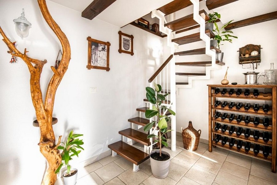 Schody w części dziennej ze stopniami drewnianymi