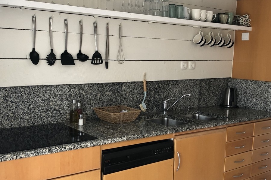 Kuchnia z granitowymi blatami i drewnianymi frontami