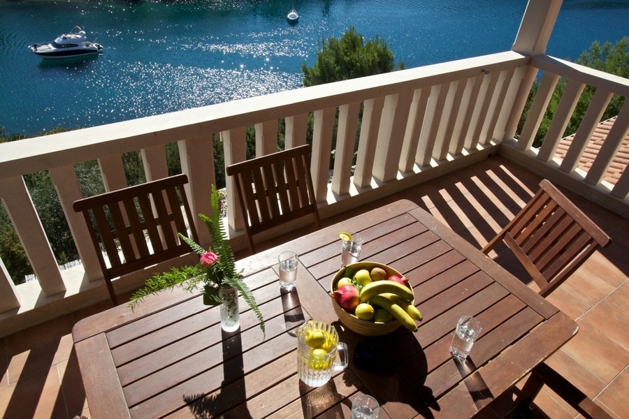 Taras ze stołem i widokiem na morze i zatokę