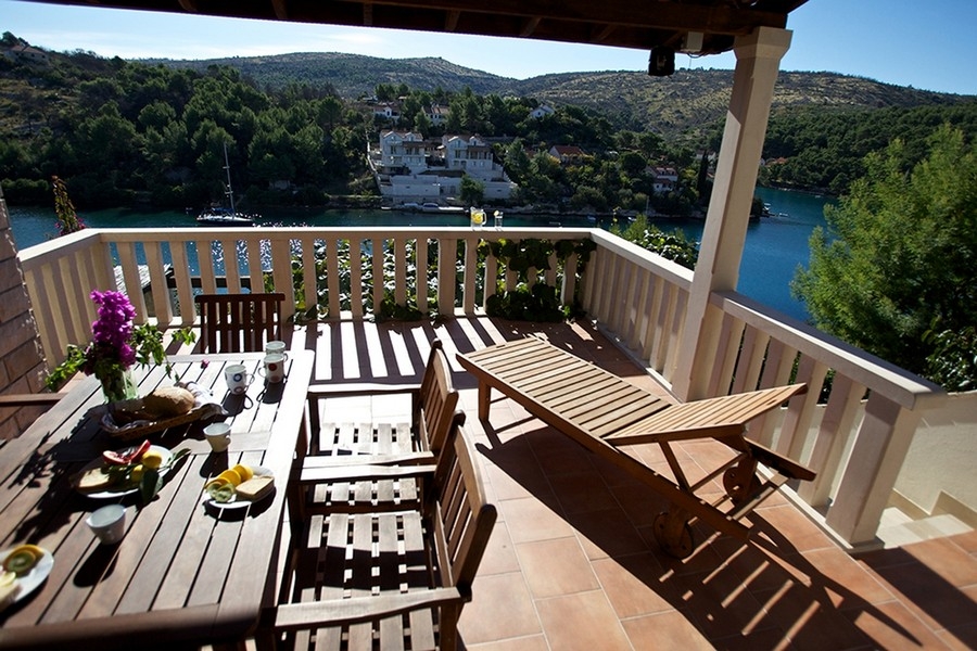 Duży taras z częścią wypoczynkową i widokiem na zatokę