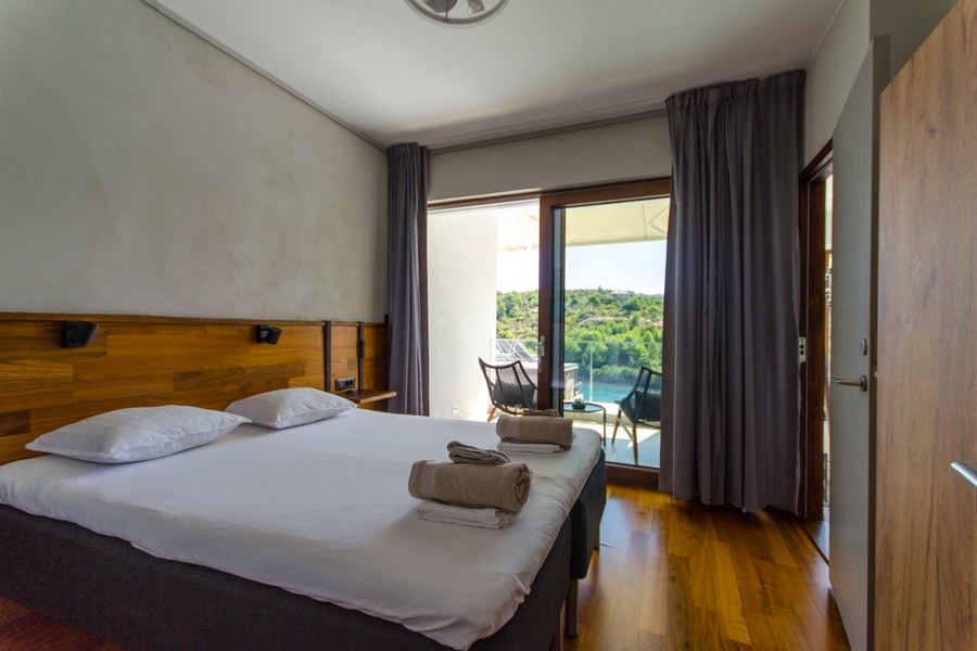 Sypialnia z balkonem i widokiem na zieleń