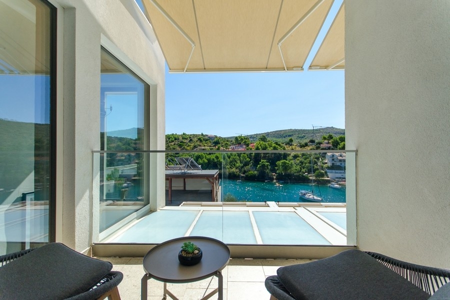 Balkon z częścią wypoczynkową i widokiem na zatokę