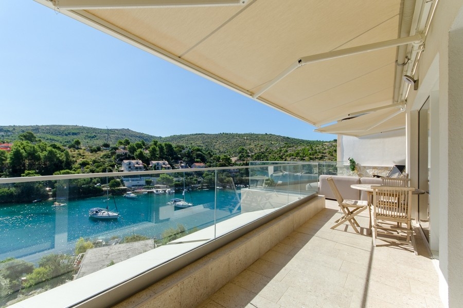 Balkon ze szklanymi balustradami i widokiem na Zatokę Brač