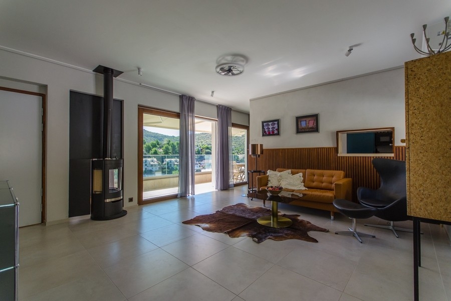 Salon z kominkiem i wyjściem na taras